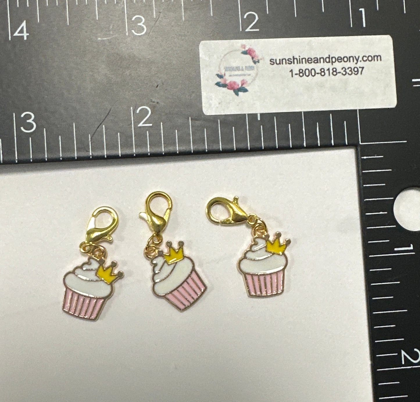 Stitch Marker / Zipper pull - Charm - Little cupcake with frosting and crown