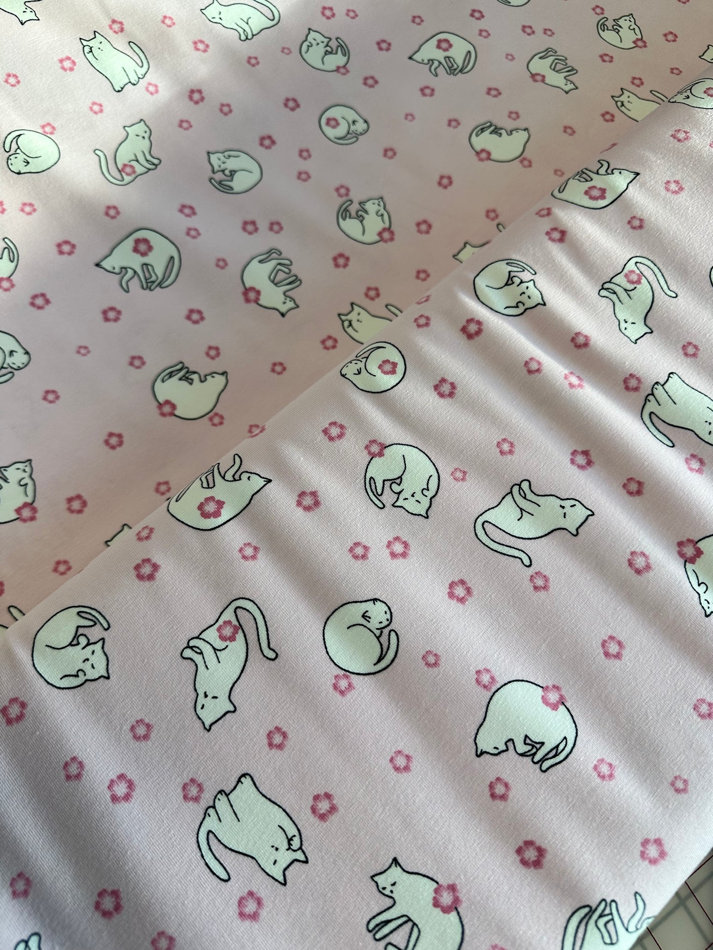 Tricot - Katia Fabrics - Rose - Chats en fleurs de cerisier - Jersey - vendu au demi-mètre