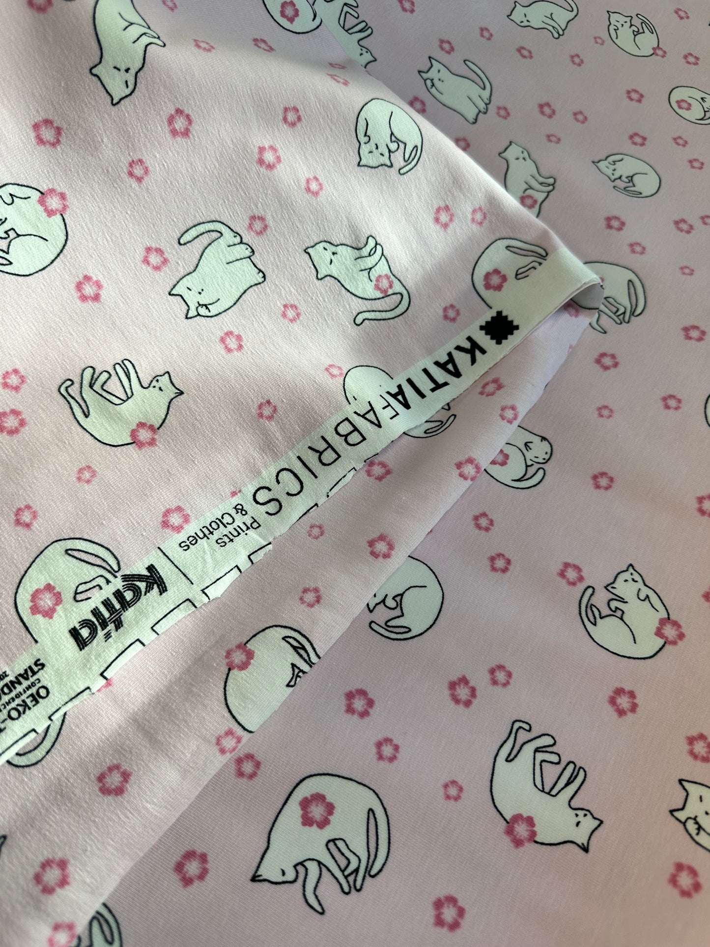 Tricot - Katia Fabrics - Rose - Chats en fleurs de cerisier - Jersey - vendu au demi-mètre