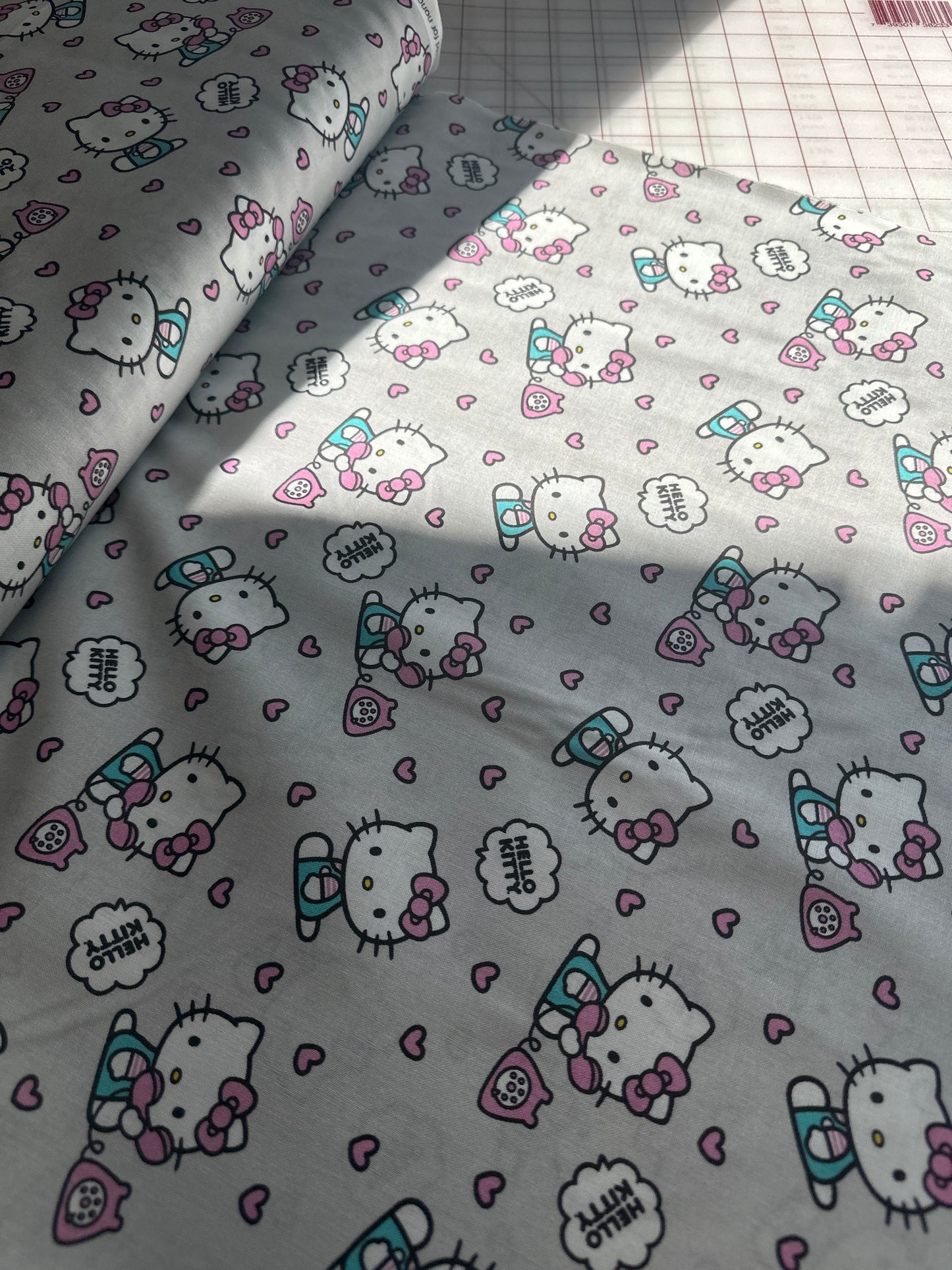Springs Creative - Hello Kitty - Telephone Hearts - Grey