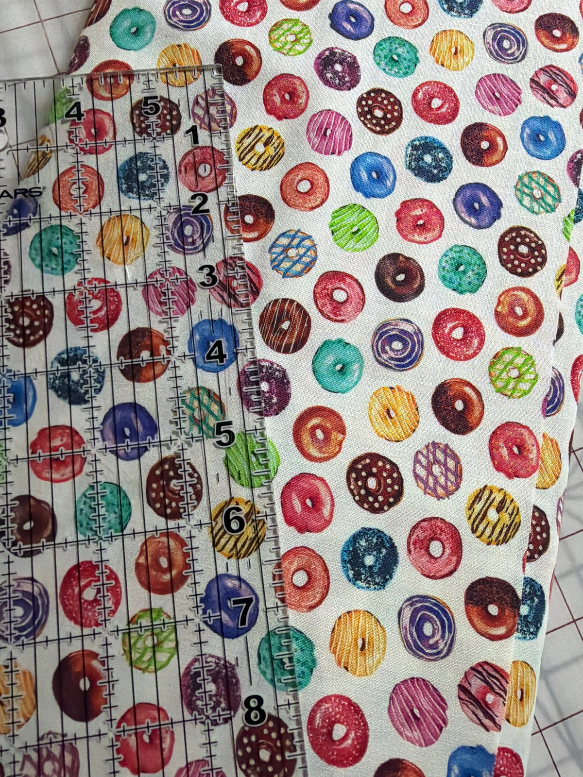 Robert Kaufman - Sweet Tooth - Small Donuts - white - Sold by the half metre