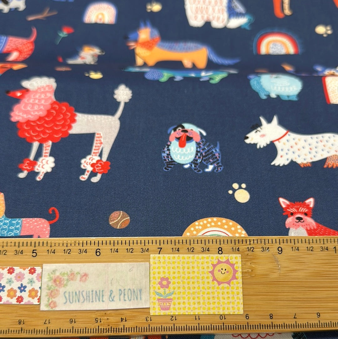 Moustaches et queues - Teckels (Weiner Dogs) dans Pulls on Navy - par Robert Kaufman