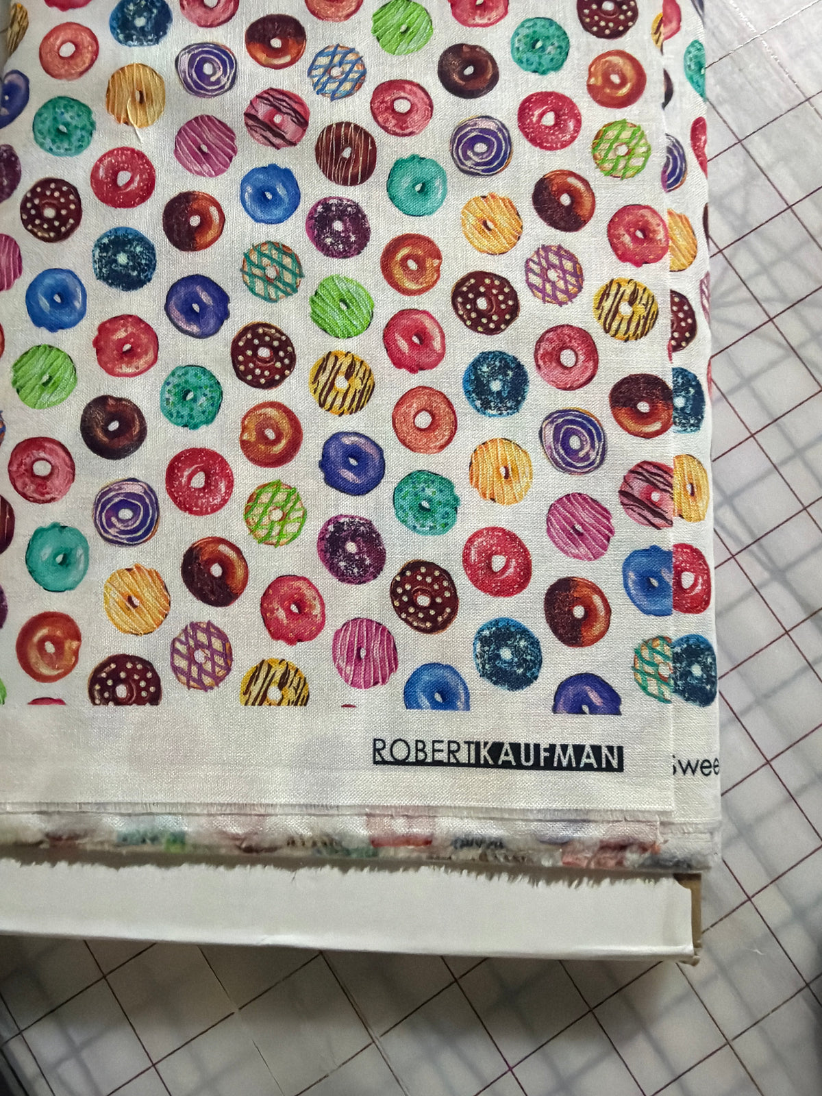 Robert Kaufman - Sweet Tooth - Small Donuts - white - Sold by the half metre