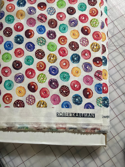 Robert Kaufman - Sweet Tooth - Small Donuts - white - Sold by the half metre