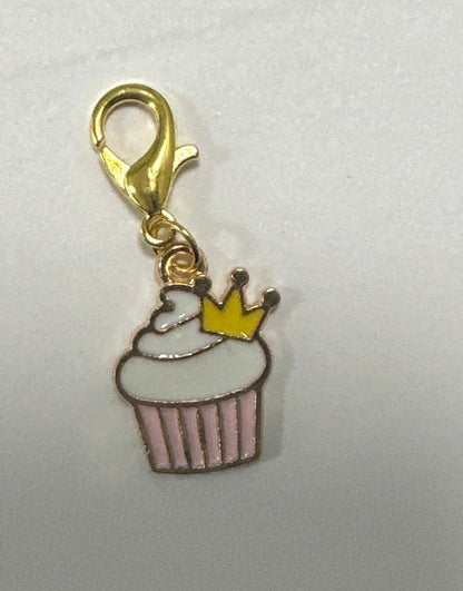 Stitch Marker / Zipper pull - Charm - Little cupcake with frosting and crown