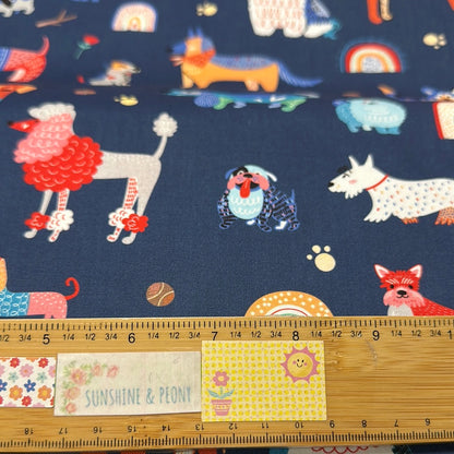 Moustaches et queues - Teckels (Weiner Dogs) dans Pulls on Navy - par Robert Kaufman