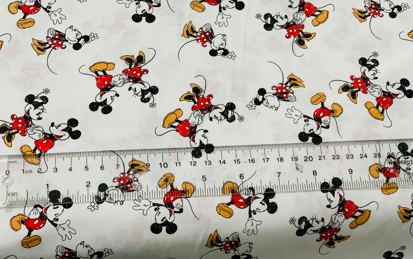 Springs Creative - Disney - Vintage Mickey and Minnie Mouse Scattered